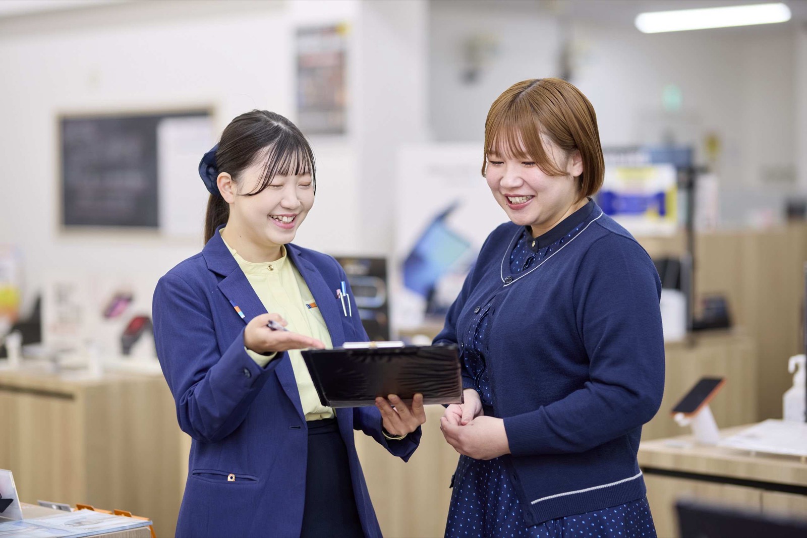 先輩スタッフに相談する様子