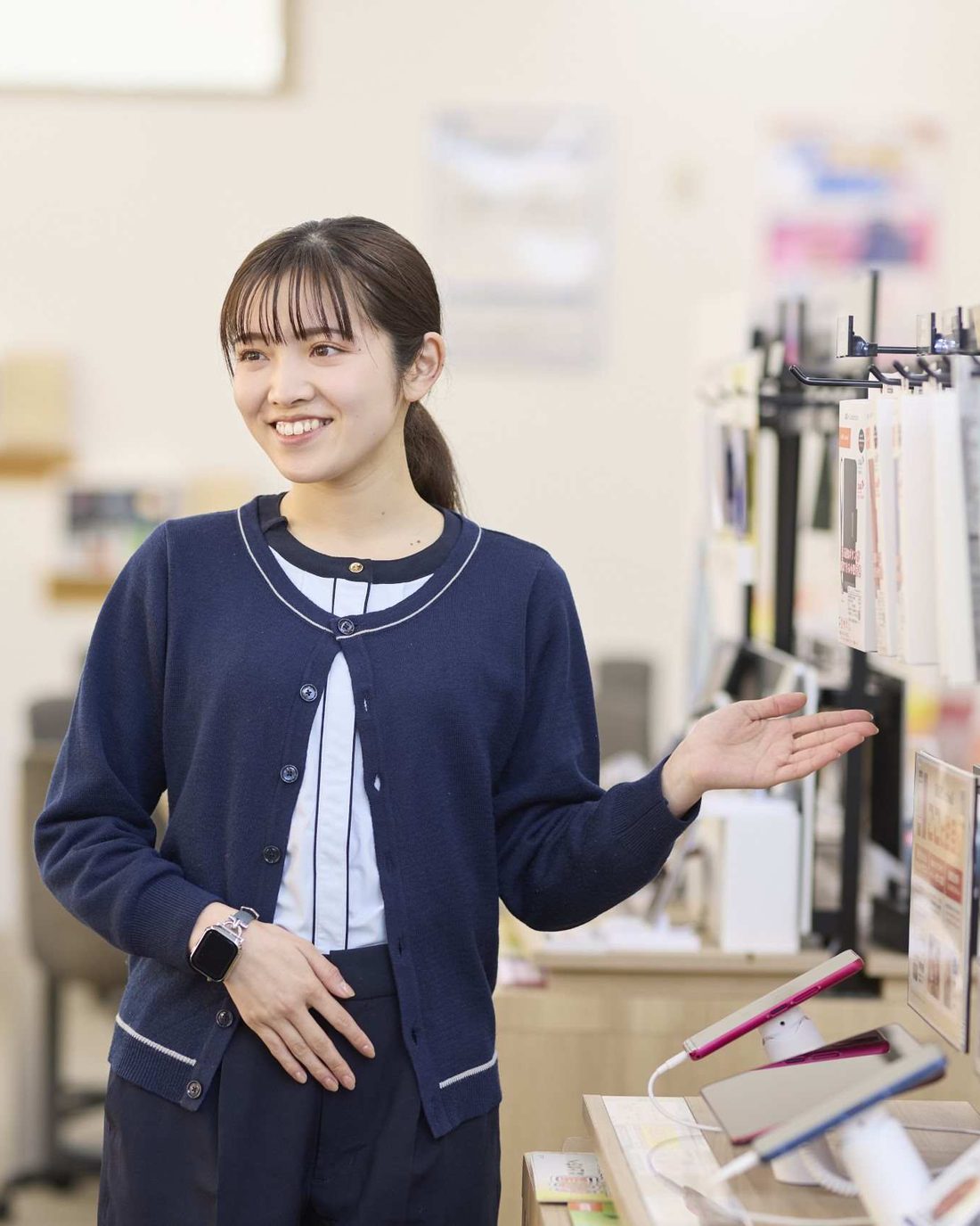 店頭で商品を案内する店舗スタッフ