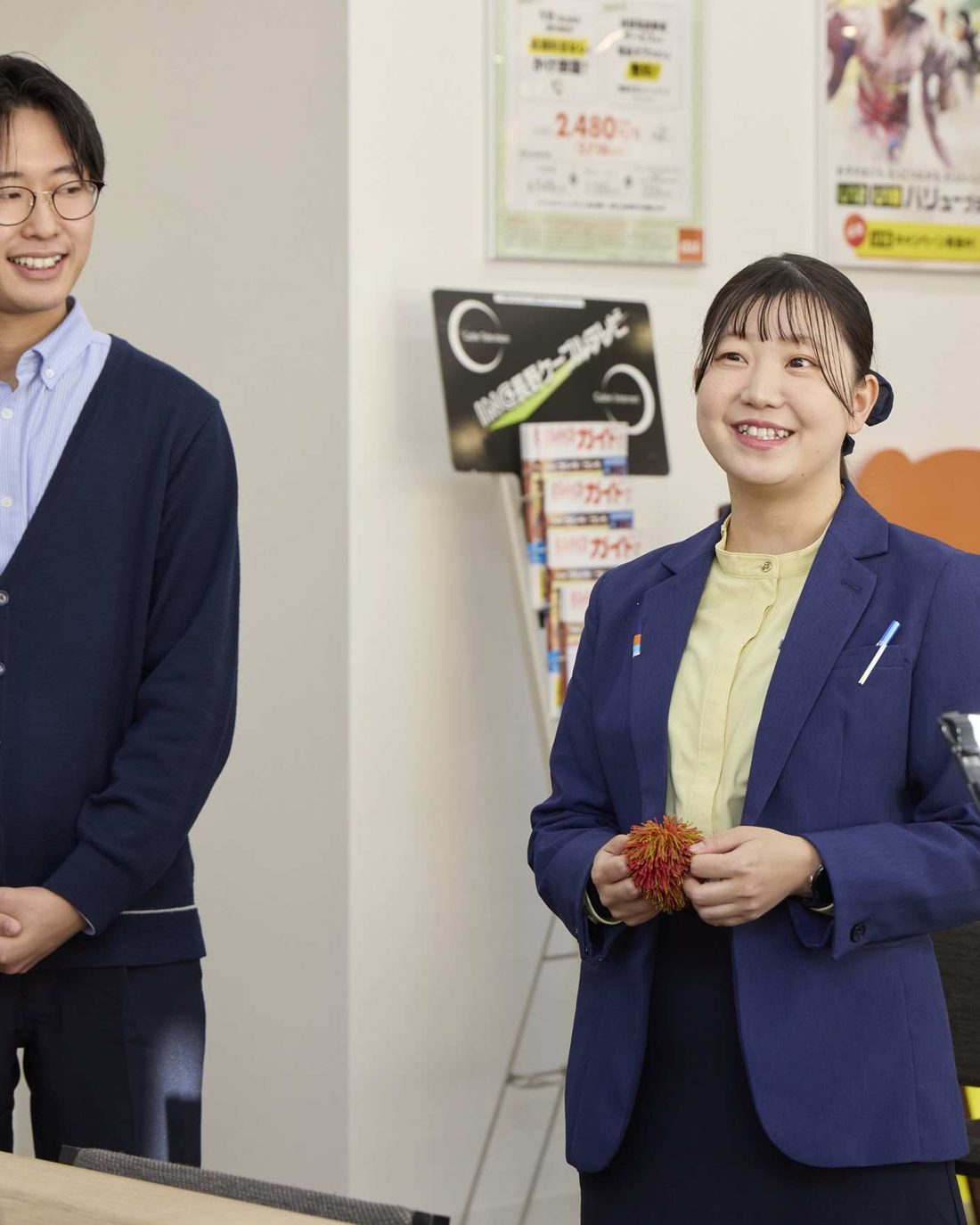 店内で笑顔で話すスタッフ