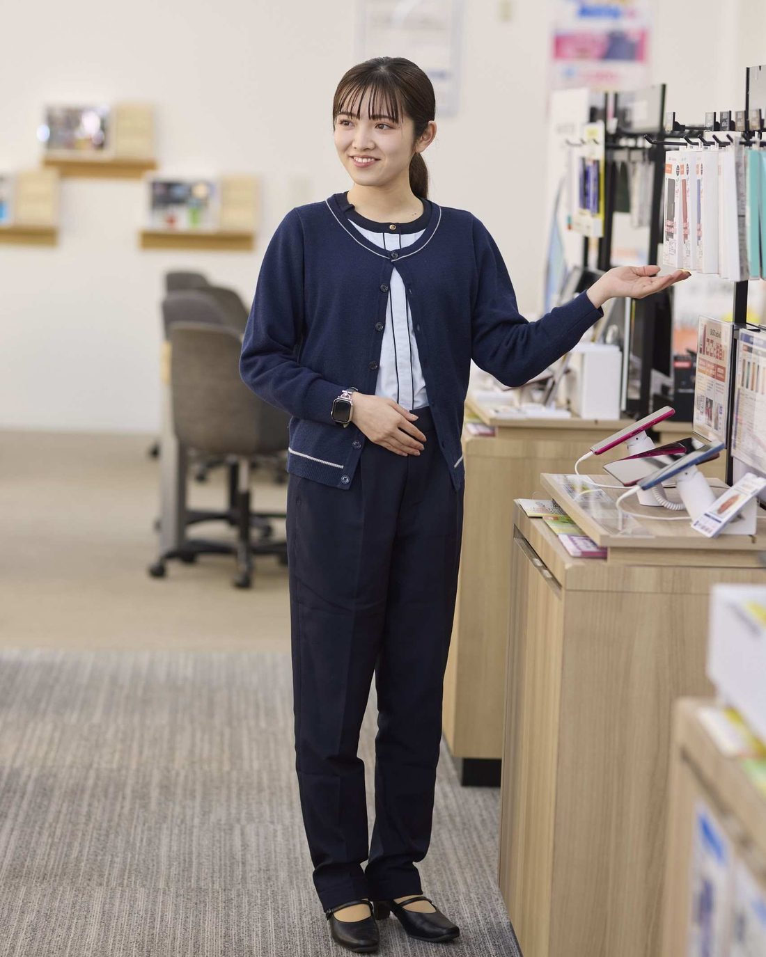 売り場で商品を案内する店舗スタッフ