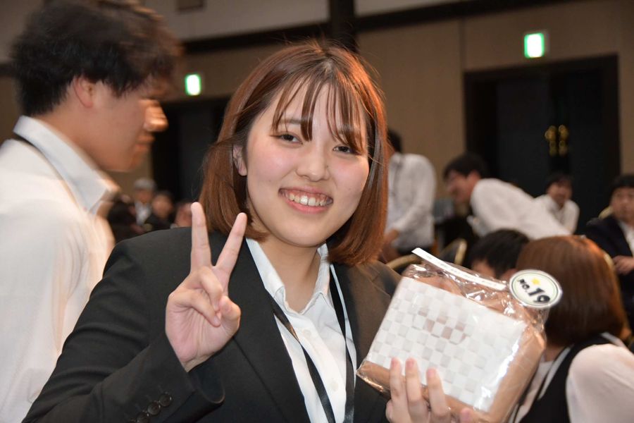 社内イベントの会場でピースサインをするスタッフ