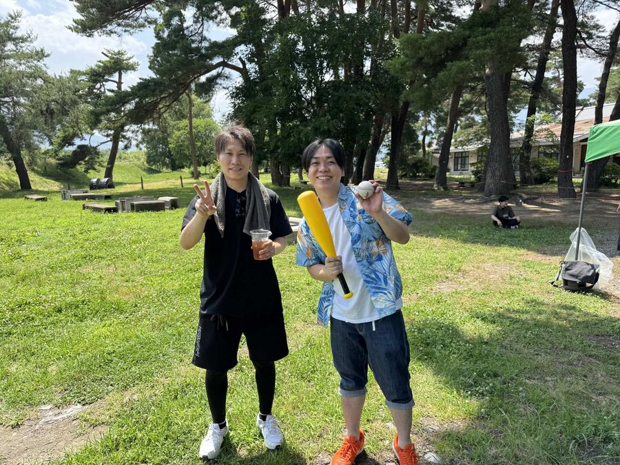芝生の広場に立つ社員2人