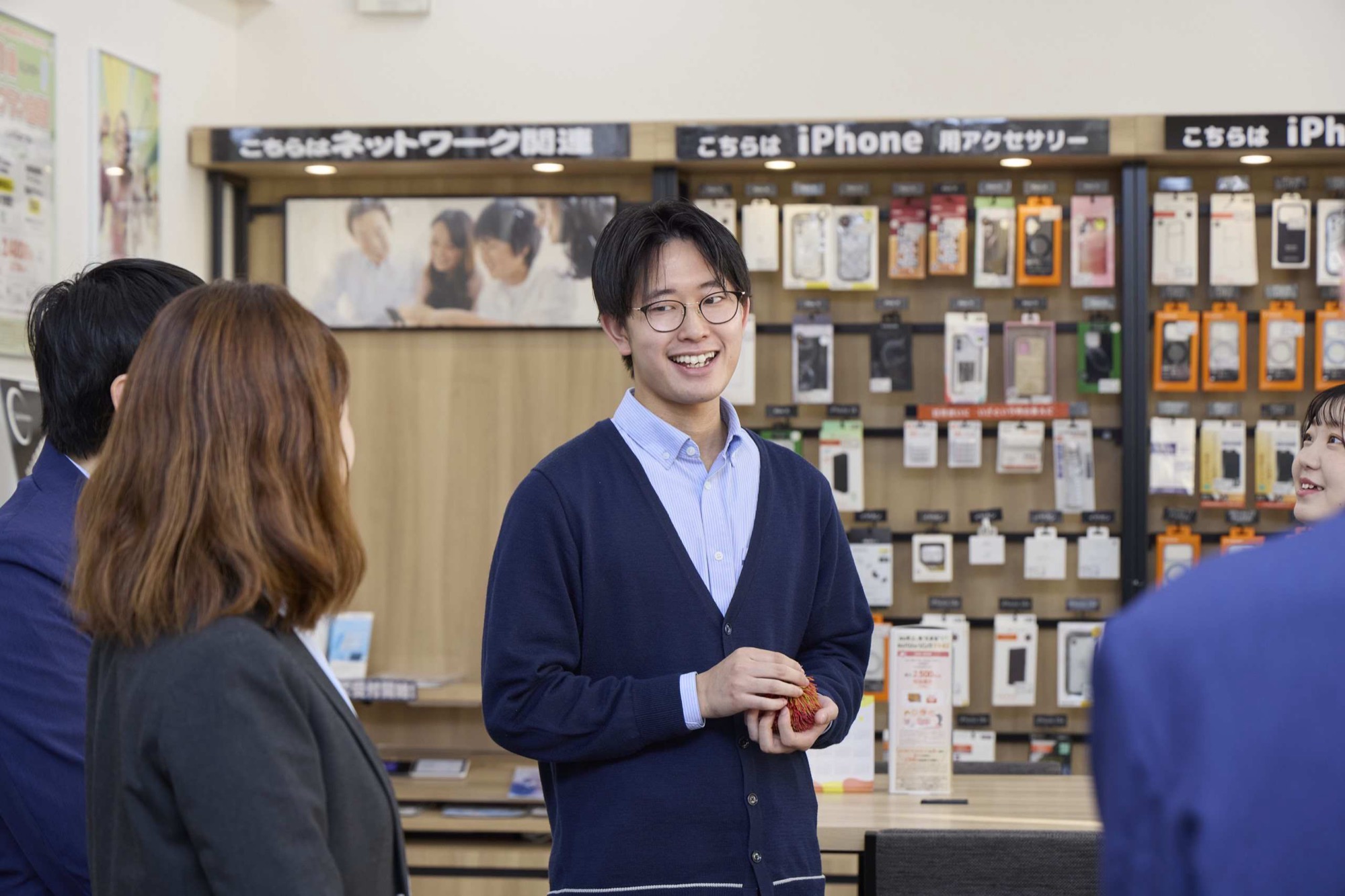 店内でご案内するスタッフ