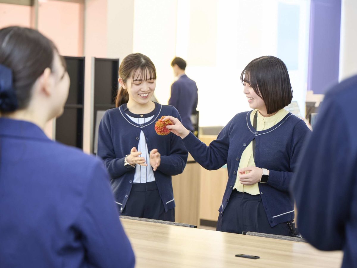 店内で談笑する店舗スタッフ