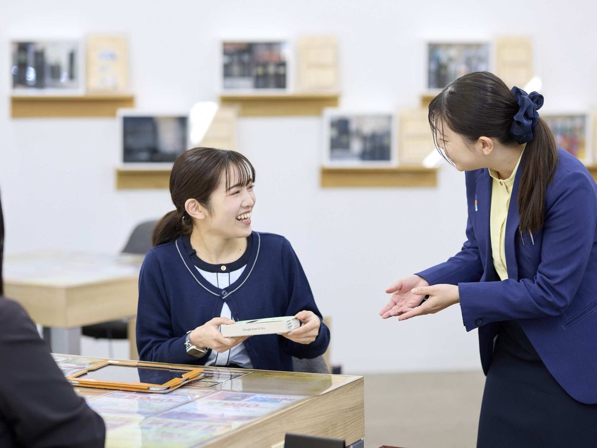 店舗でやりとりするスタッフ