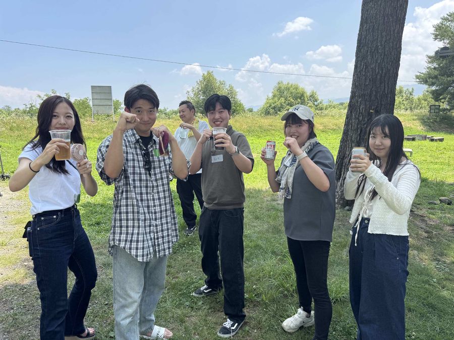 社内レクリエーションで乾杯するスタッフ
