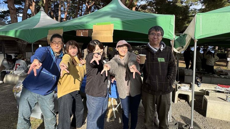 テントの前に並ぶ社員5人