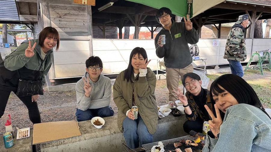 バーベキューの炉を囲む社員