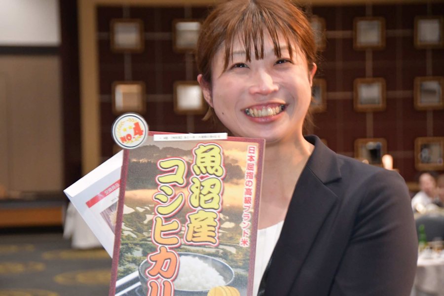 社員総会の景品を手にするスタッフ