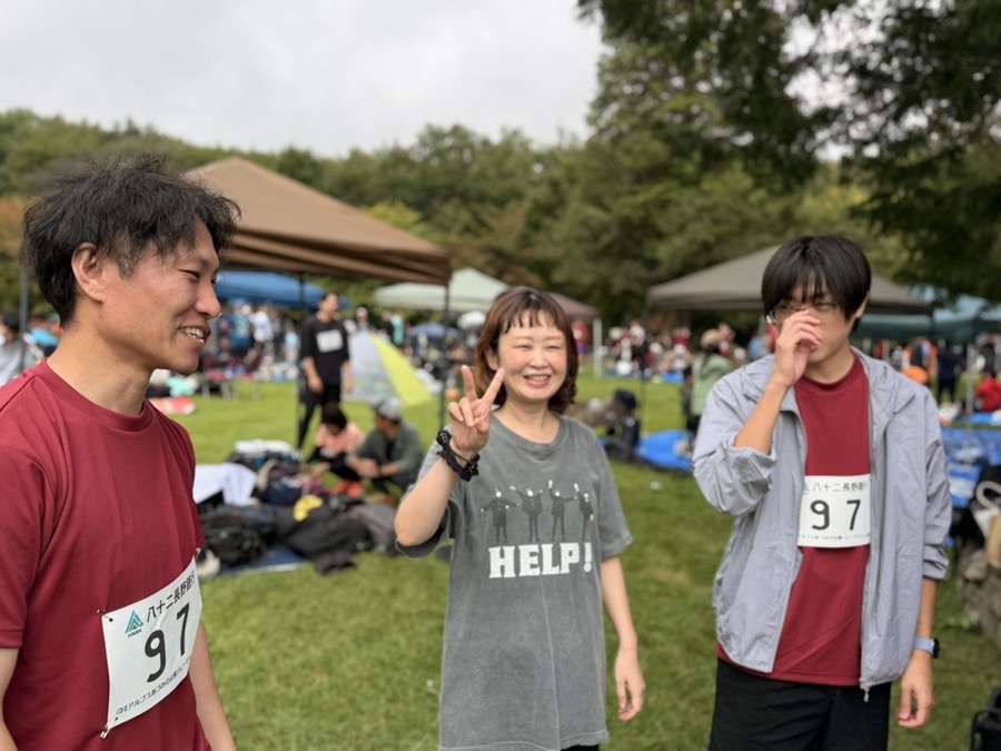 WTSランニング倶楽部でピースするスタッフ